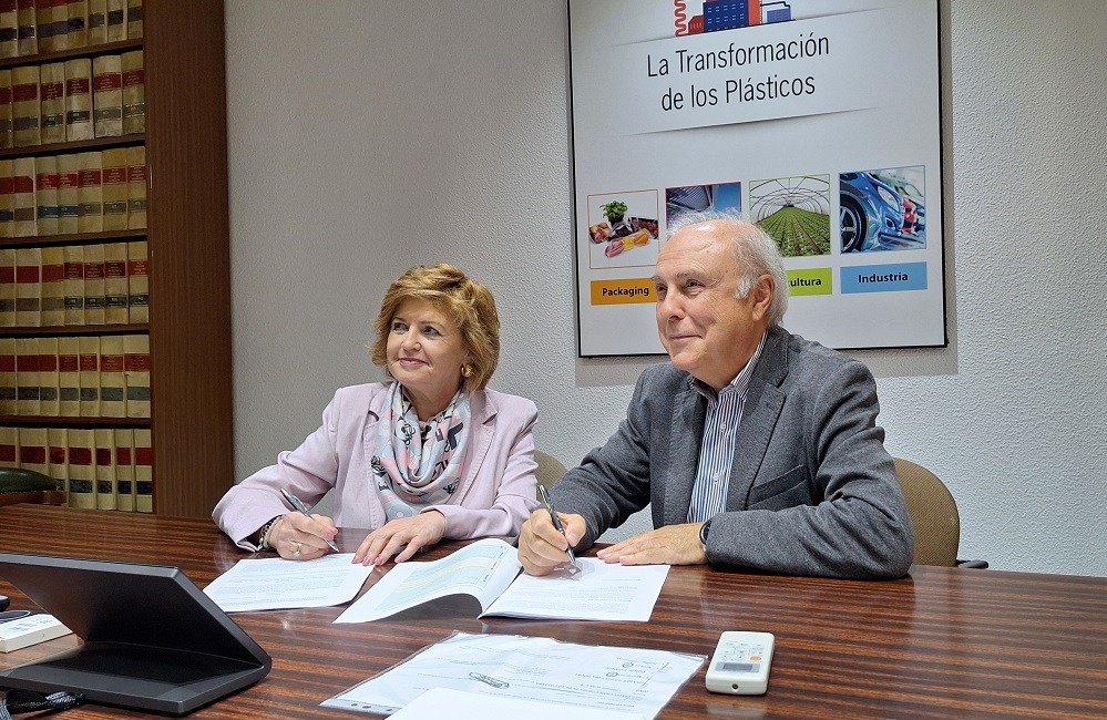 Los directores de CEOE Campus y ANAIP, Mª Teresa Gómez y Luiz Cediel, en la firma del convenio del curso de sostenibilidad.