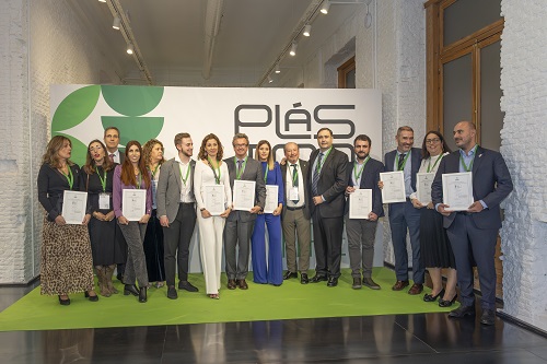 Foto de grupo de las empresas que han obtenido el certificado de Industria de Plásticos Española y Sostenible