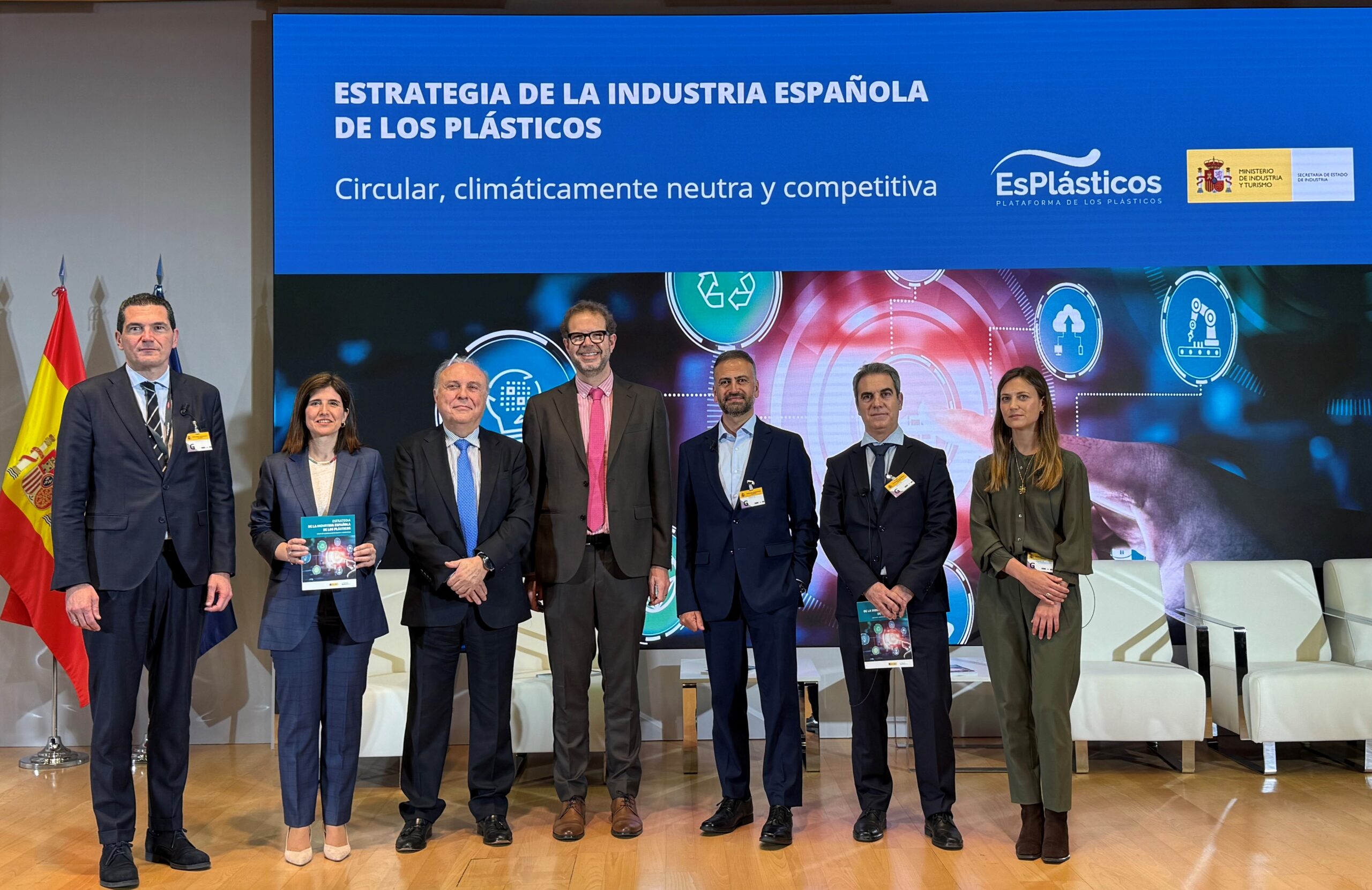 Los participantes de la mesa de debate posan junto a los portavoces de EsPlásticos y el director de Estrategia Industrial y de la pyme del Ministerio de Industria y Turismo, Jordi García Brustenga