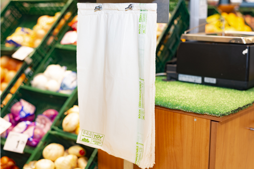 Bolsa compostable en la sección de frutas y verduras del supermercado Bolsa compostable correctamente marcada