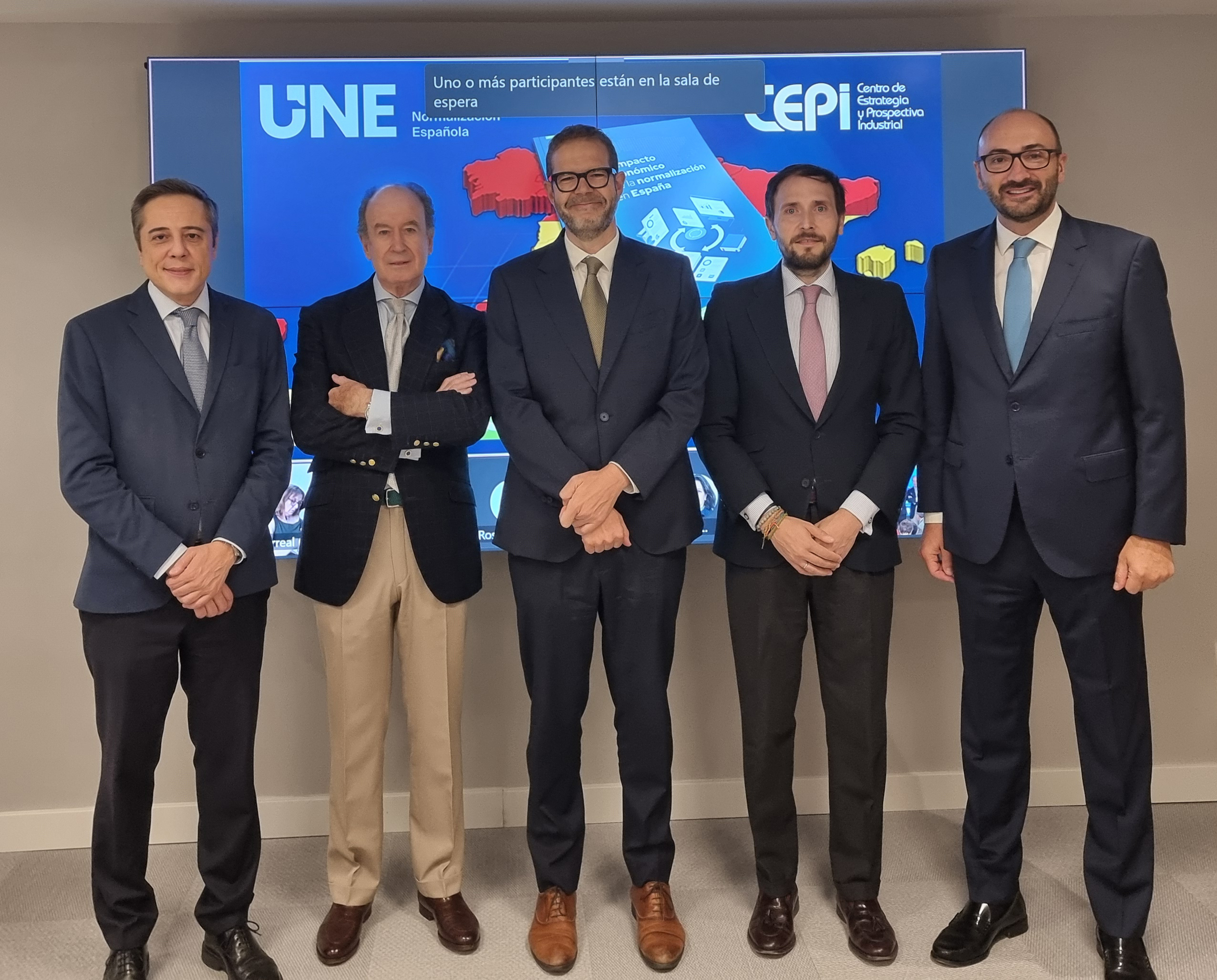 Foto de familia de la presentación del informe sobre el impacto económico de la normalización en España.