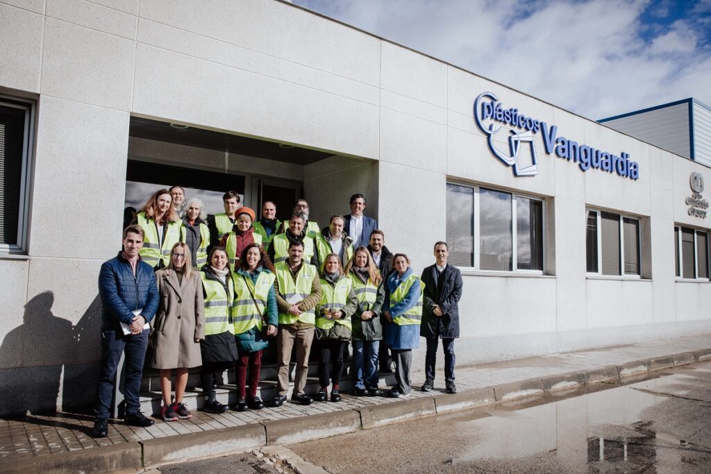 Visita de ANAIP y APIA a la fábrica de Plásticos Vanguardia